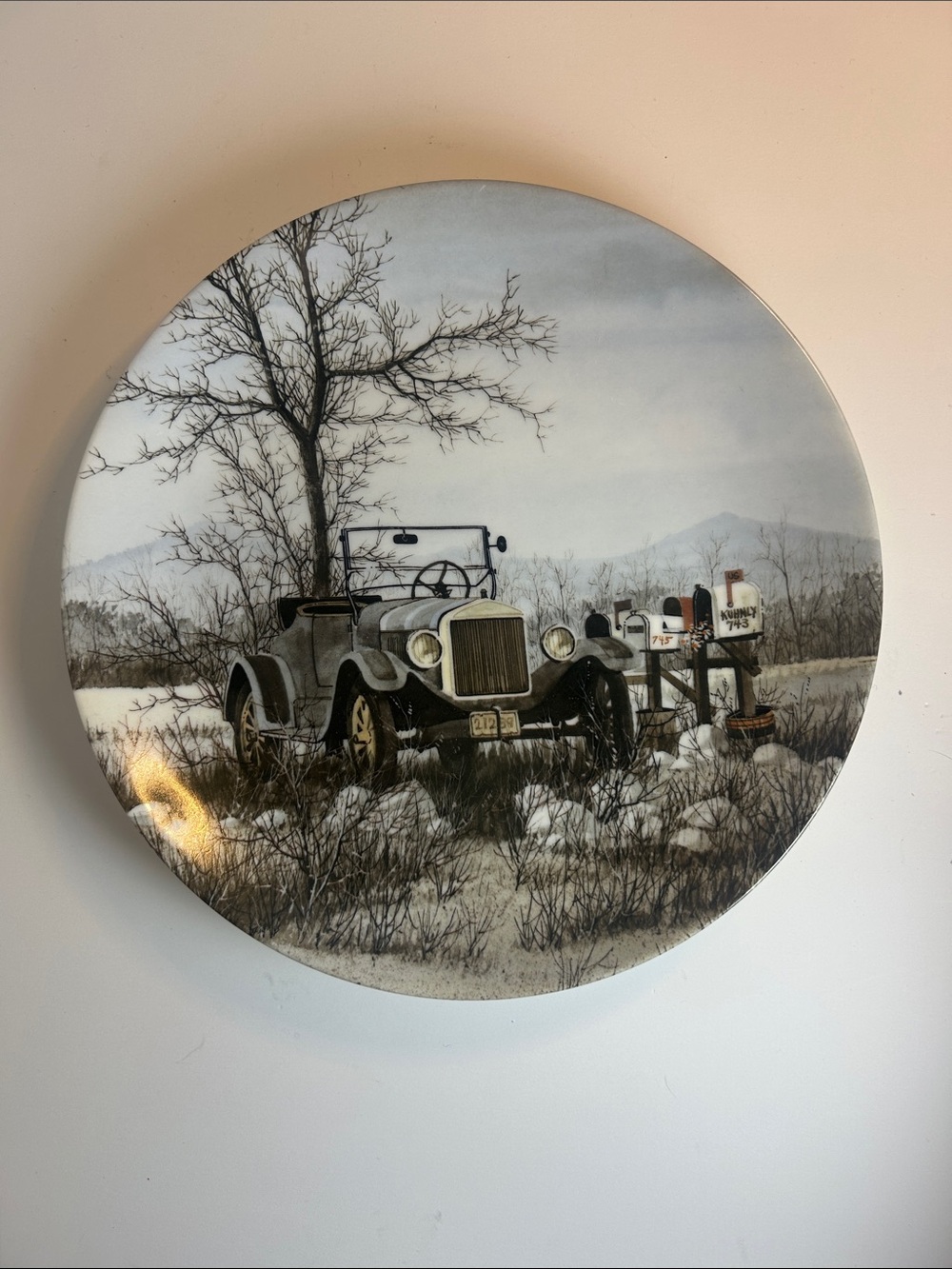 Vintage Classy Car Decorative Wall Plate - Gray & Cream Scenic Design.